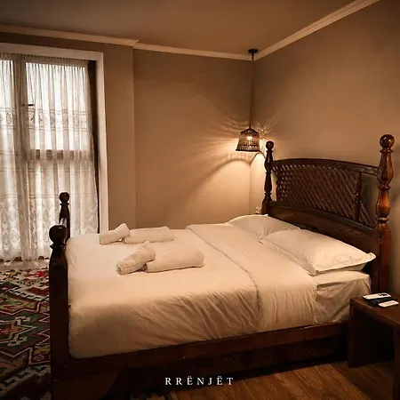 Rrenjet - The Roots מלון 4*